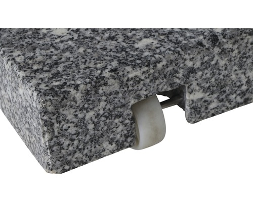 Vue détaillée d''une plaque de pied de parasol en granit avec rouleau.