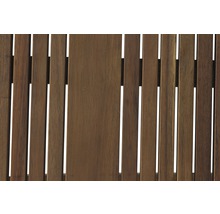 Detailansicht einer Holzgartenbank mit Lattenstruktur