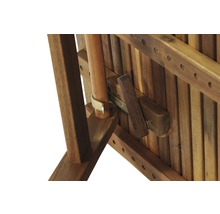 Detail einer Gartenliege aus Holz mit Verstellmechanismus