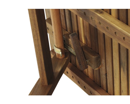 Detail einer Gartenliege aus Holz mit Verstellmechanismus