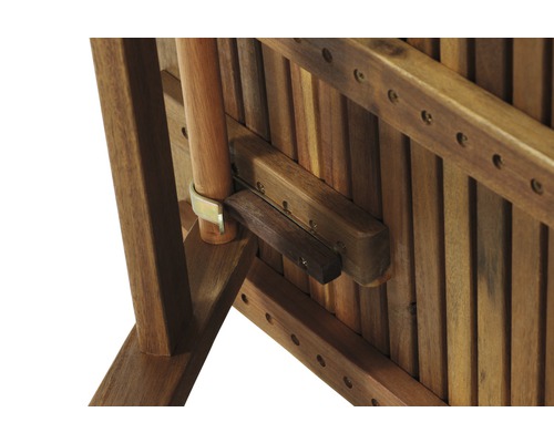 Detailansicht eines Holzstuhls mit Verstellmechanismus