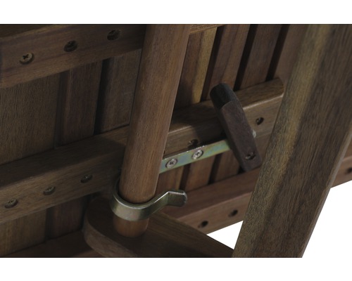 Detailansicht eines Holzstuhls mit Metallelementen zur Stabilität