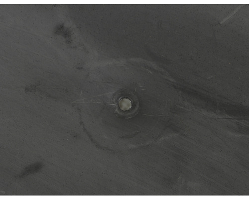 Nahaufnahme einer dunklen Oberfläche mit einem Loch