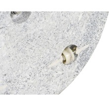 Detailansicht einer Granitplatte mit Befestigungselement