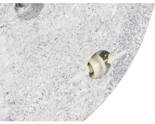 Detailansicht einer Granitplatte mit Befestigungselement