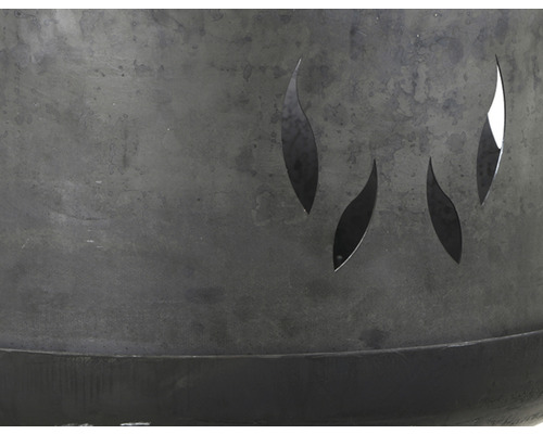 Detailansicht einer Feuerschale mit Flammenmuster