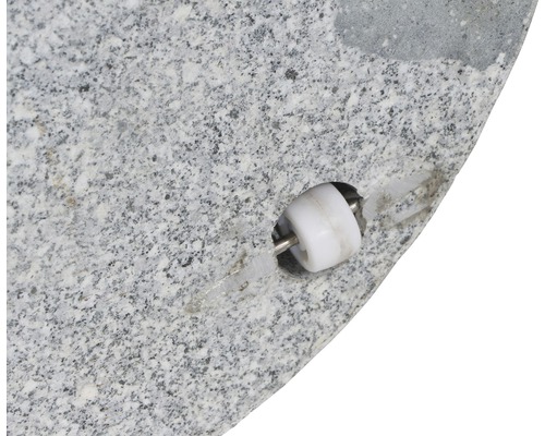 Vue détaillée d''une plaque de pierre avec élément de fixation.