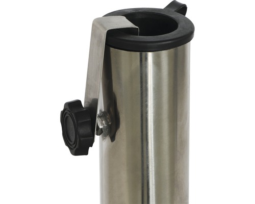 Gros plan sur un pied de parasol en métal avec fermeture à vis