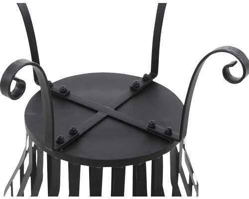 Detailansicht eines schwarzen Feuerkorbs aus Metall