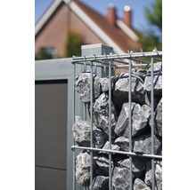 Nahaufnahme eines Gabionenzauns gefüllt mit grauen Steinen.
