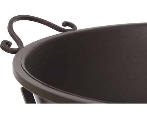 Detailansicht einer Feuerschale mit Griffen aus Metall