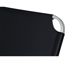 Vue détaillée d''une chaise longue avec revêtement en tissu et cadre en métal