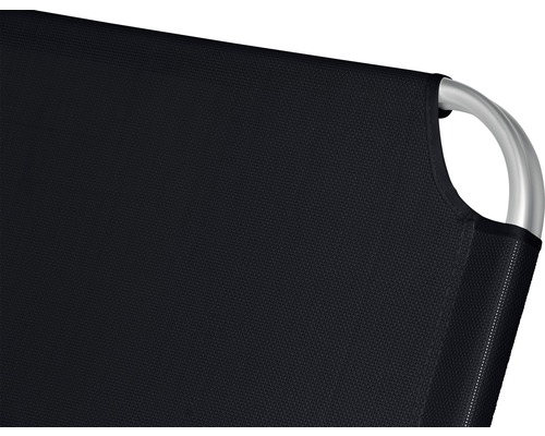 Vue détaillée d''une chaise longue avec revêtement en tissu et cadre en métal