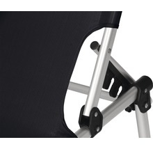 Vue détaillée d''une chaise de camping avec assise en textile et structure en aluminium