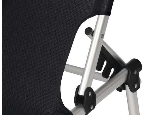 Vue détaillée d''une chaise de camping avec assise en textile et structure en aluminium