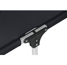 Vue détaillée d''une construction de lit de camp avec cadre en aluminium et revêtement en tissu noir.