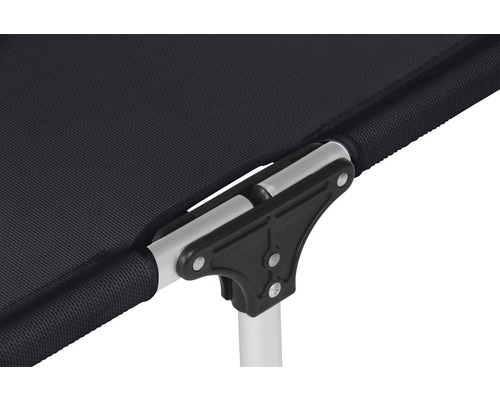 Vue détaillée d''une construction de lit de camp avec cadre en aluminium et revêtement en tissu noir.