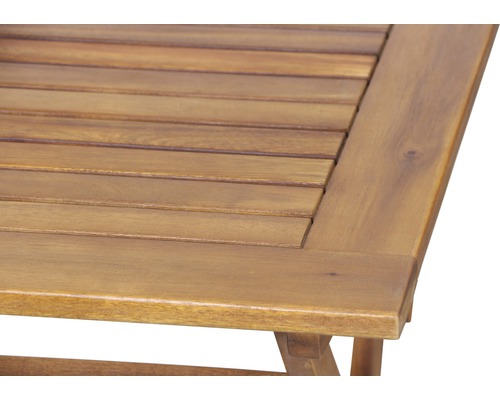 Vue détaillée d''un plateau de table de jardin en lattes de bois