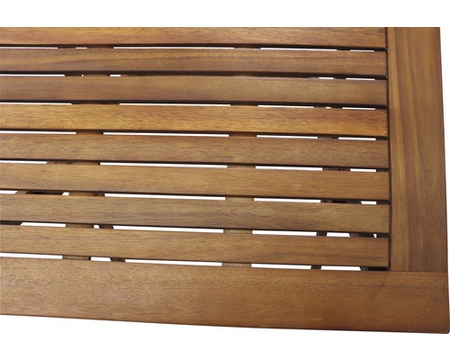 Vue détaillée d''un plateau de table de jardin en lattes de bois