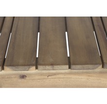 Detailansicht einer Holzoberfläche mit schmalen Zwischenräumen