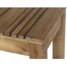 Detailansicht eines Holzstuhls mit Lattenrostsitzfläche für den Aussenbereich