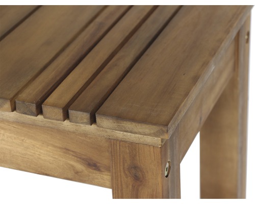 Detailansicht eines Holzstuhls mit Lattenrostsitzfläche für den Aussenbereich