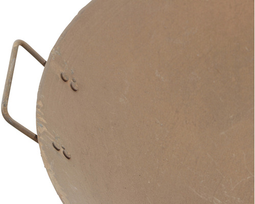 Detailansicht einer Feuerplatte mit Griff