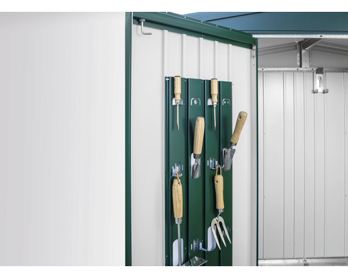 Gartengeräteschrank mit Werkzeug an der Wandhalterung