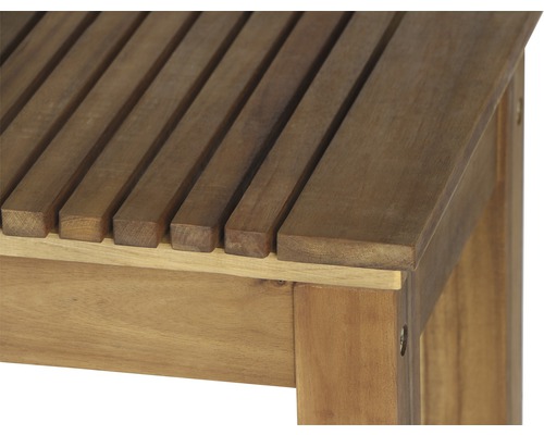 Detailansicht eines Hockers aus Holz mit Lattenrost