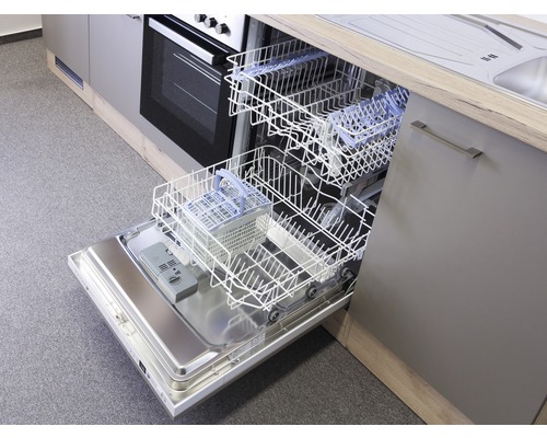 Lave-vaisselle ouvert dans un ensemble de cuisine