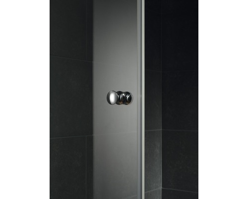 Detail einer Duschkabine mit runden Griffen