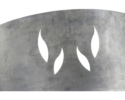 Detailansicht einer Feuerstelle aus Metall mit Flammenmuster