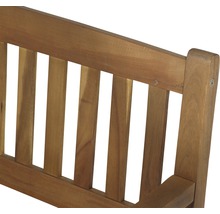 Detailansicht einer Holzbank mit Lattenmuster