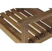 Detailansicht eines Holzstuhls mit Armlehne und Lattenstruktur