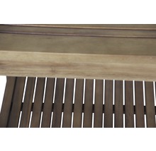 Vue détaillée d''une chaise de jardin en bois avec structure à lattes