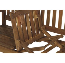 Detailansicht einer Gartenbank mit ausklappbarem Tisch aus Holz