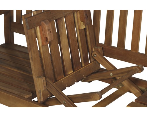 Detailansicht einer Gartenbank mit ausklappbarem Tisch aus Holz