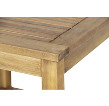 Vue détaillée d''une table de jardin en bois
