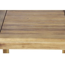 Gros plan du plateau d''une table de jardin en bois