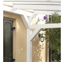 Detailansicht einer weißen Pergola mit Außenleuchte und Fensterladen
