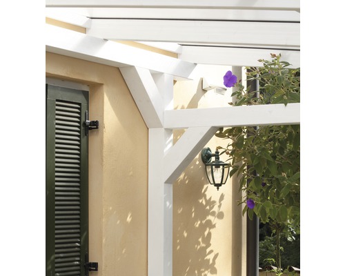 Vue détaillée d''une pergola blanche avec un luminaire extérieur et un volet