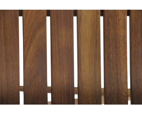 Gros plan sur les lattes de meubles de jardin en bois