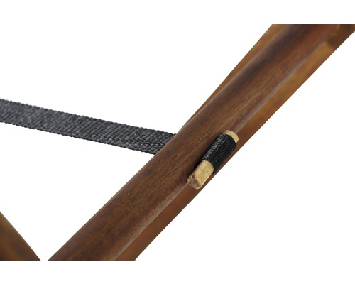 Vue détaillée d''une chaise en bois avec une bande textile