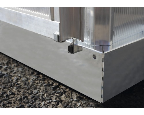 Vue détaillée d''une fondation de serre en aluminium