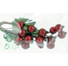 Dekozweig mit roten Beeren und grünen Blättern