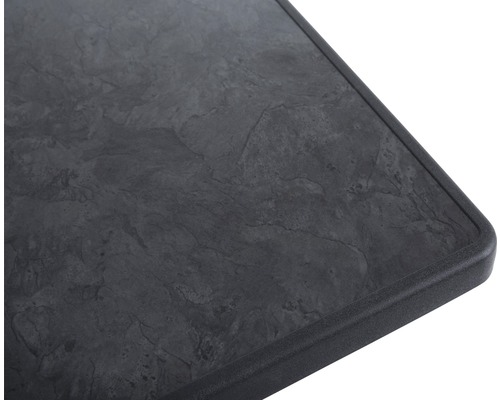 Detailaufnahme einer Tischplatte mit Steindekor und abgerundeten Kanten.