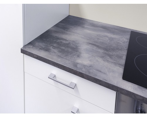 Plan de travail de cuisine avec plaque de cuisson et tiroirs blancs