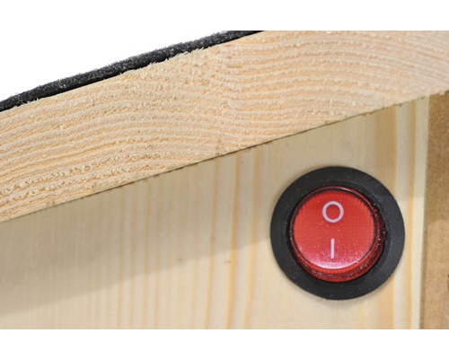 Vue détaillée d''une maison en bois avec un interrupteur rond