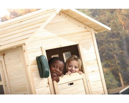 Maison de jeu en bois avec deux enfants jouant