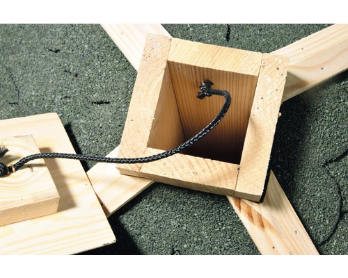 Construction en bois avec cordon noir sur gravier